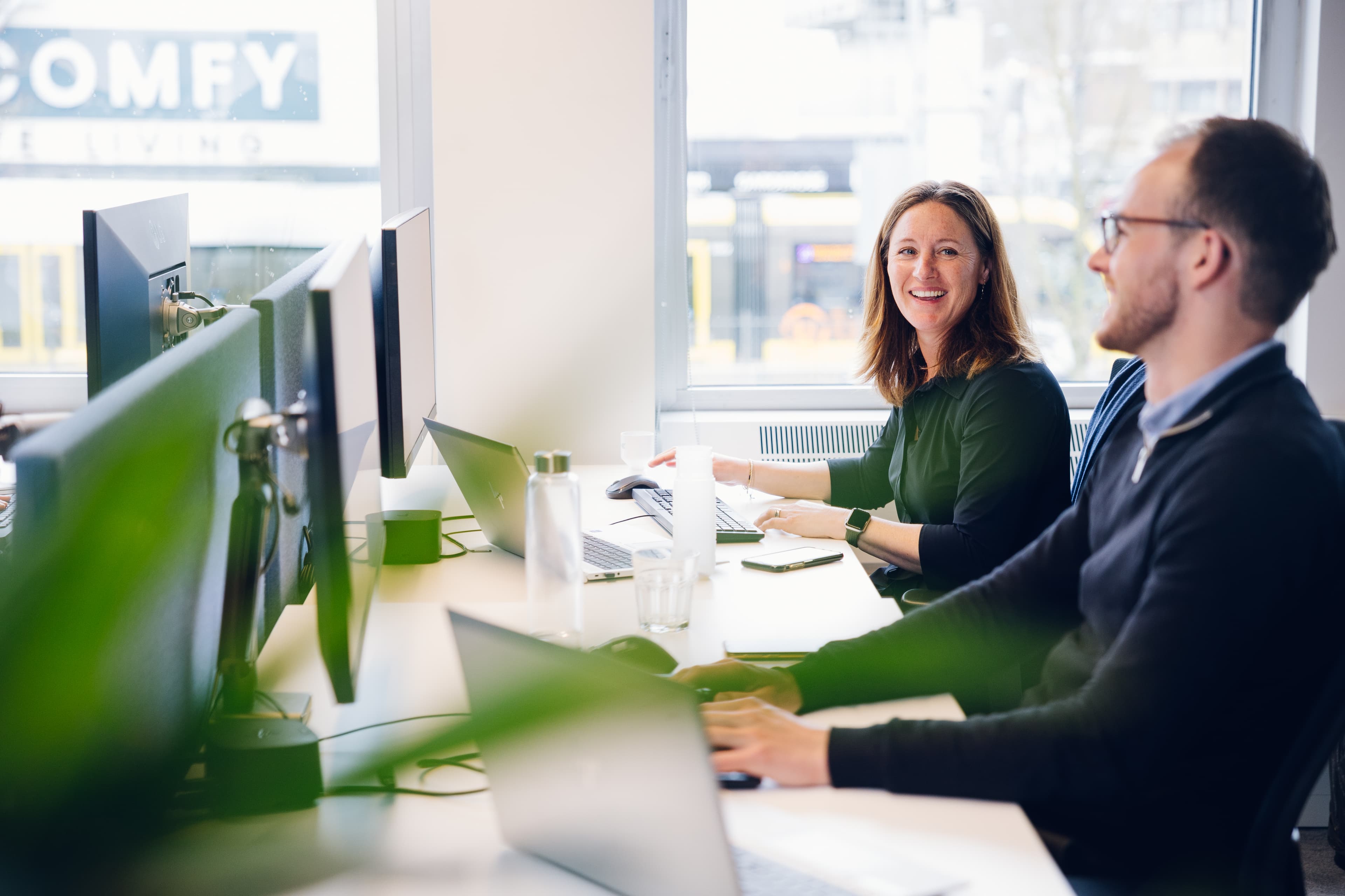 Kantoor Envalue twee medewerkers lachen