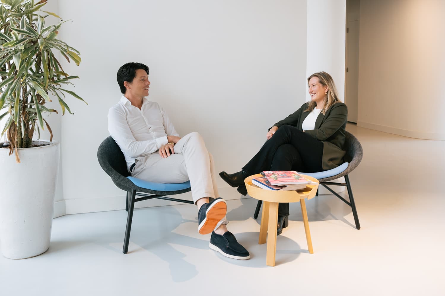 Medewerkers in vergadering op lage stoelen