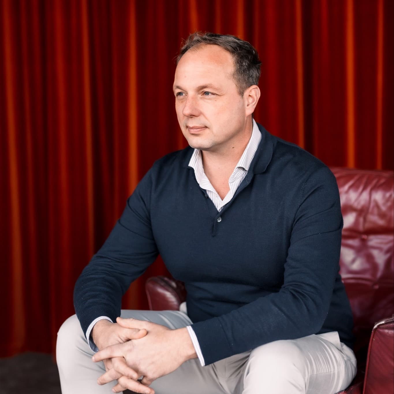 Mike Rutgers rood gordijn