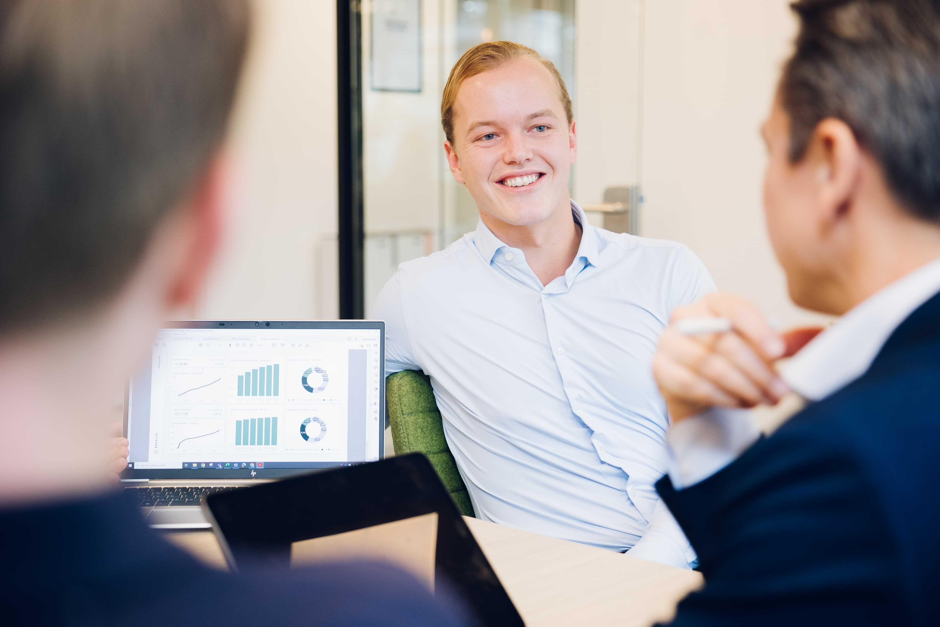 Collega presentatie data op laptop