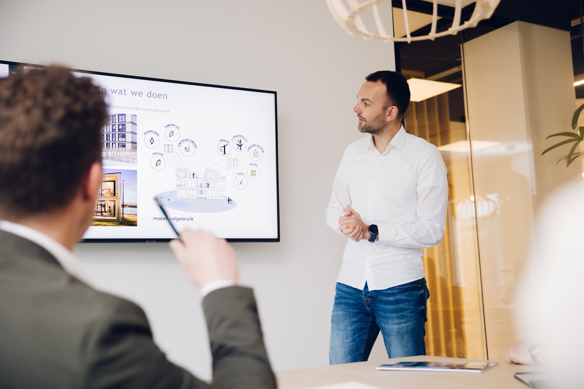 Man kijkt naar tv waarop animatie staat afgebeeld