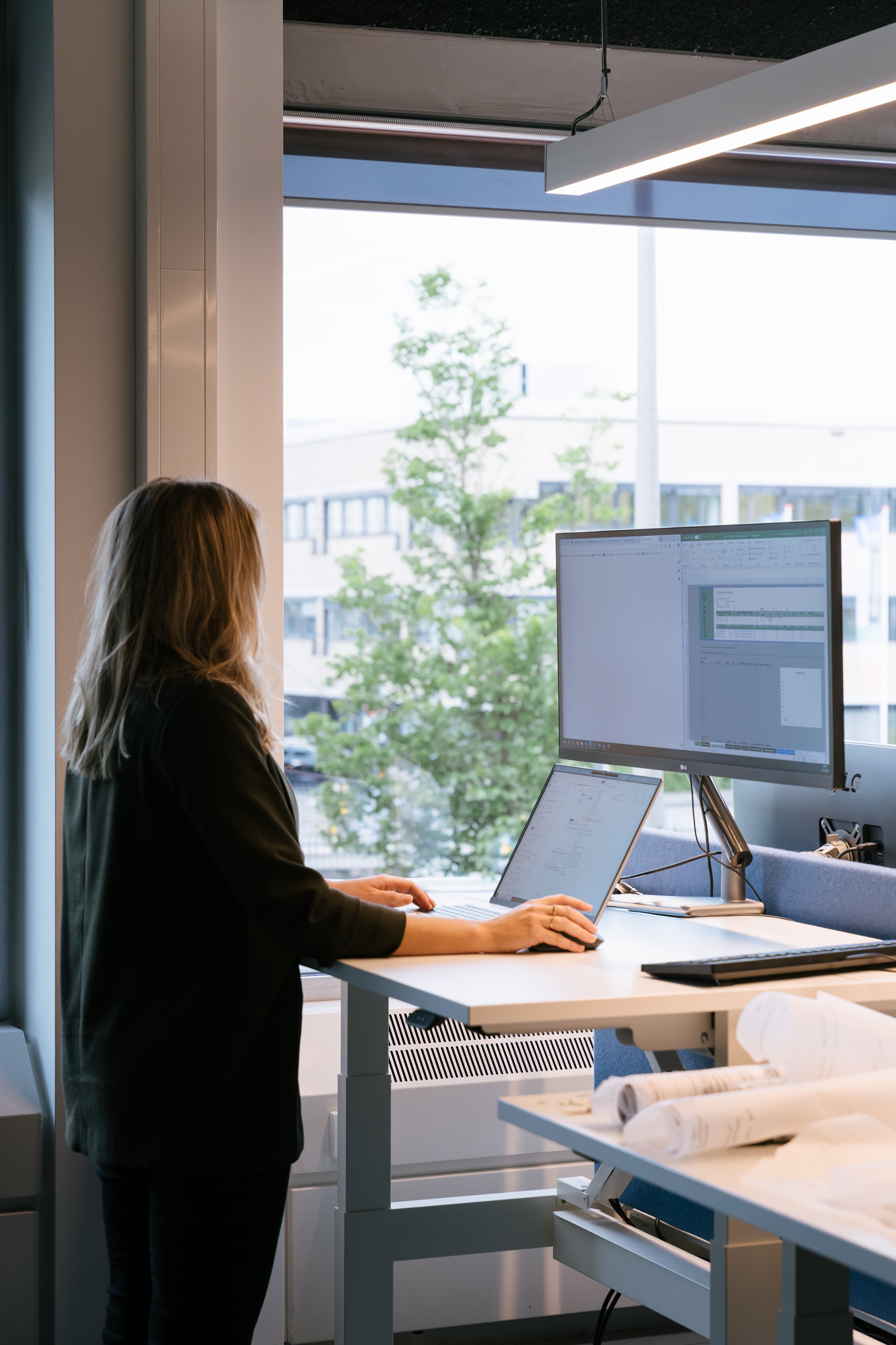 Medewerker staand achter laptop